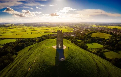 Glasto tor depositphotos