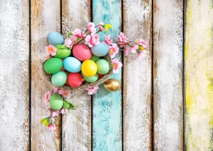 depositphotos_147340059-stock-photo-easter-eggs-flower-decoration-wooden